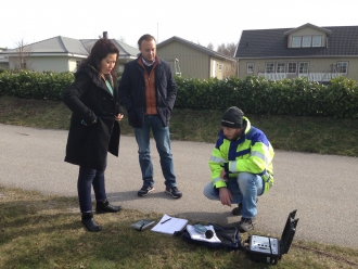 Ebusco, BTH, and Nitroconsult representatives preparing for noise measurement in Bastasjö 2015. Photo: Sven Borén